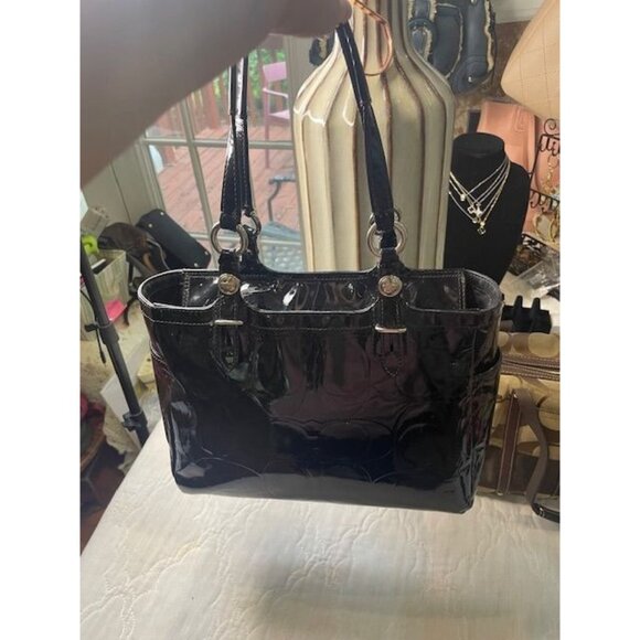 B931 - Preloved Coach Embossed Signature Black Patent Leather Shoulder Bag - Picture 2 of 5